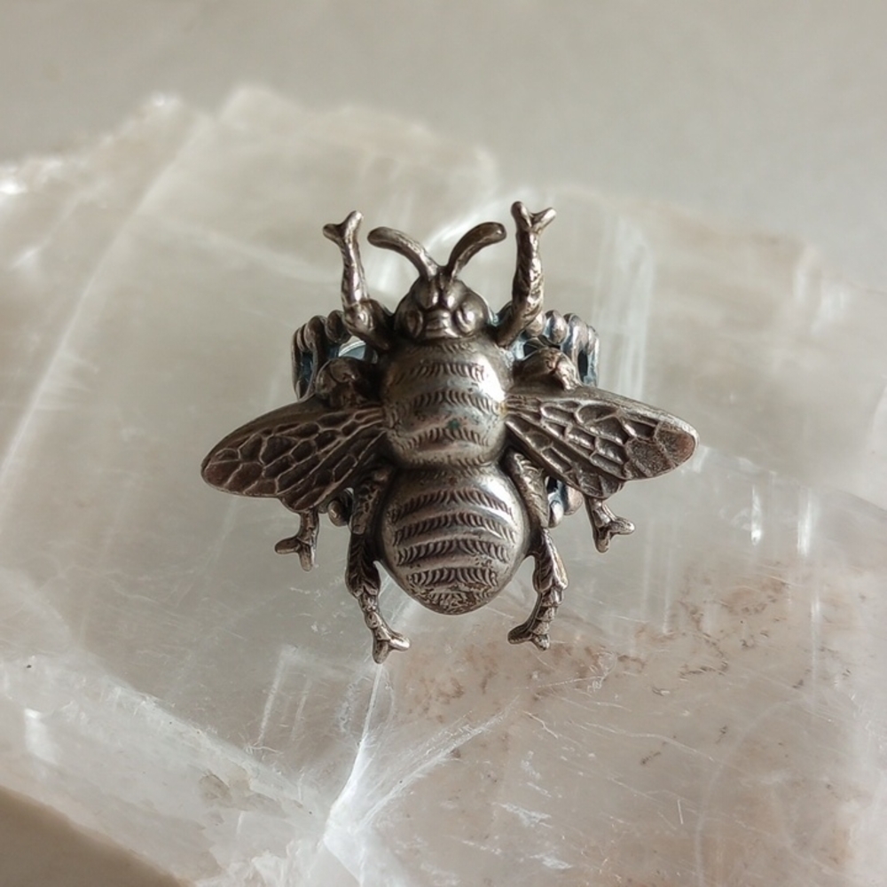Vintage Whimsy Style Silver Bee Statement Ring - Picture 2 of 8